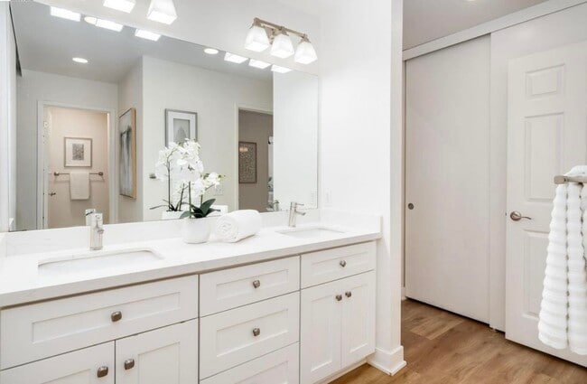 Building Photo - 725 Old Creek Rd