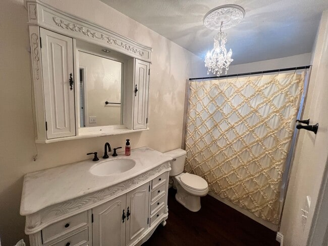 Building Photo - Large 1BR/1BA Updated End Unit (Upper Floor) Condo in Alpine Oaks