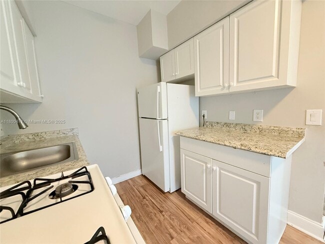 Building Photo - 9270 E Bay Harbor Dr
