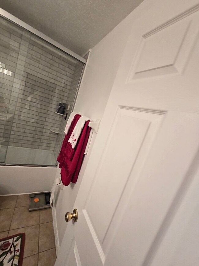 Building Photo - 4 bedrooms, 2 bathrooms, 2 car garage