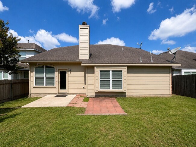 Building Photo - Spacious 4-bedroom, 3-bath home offering approximately 2,840 square feet in the gated Lakeside at...