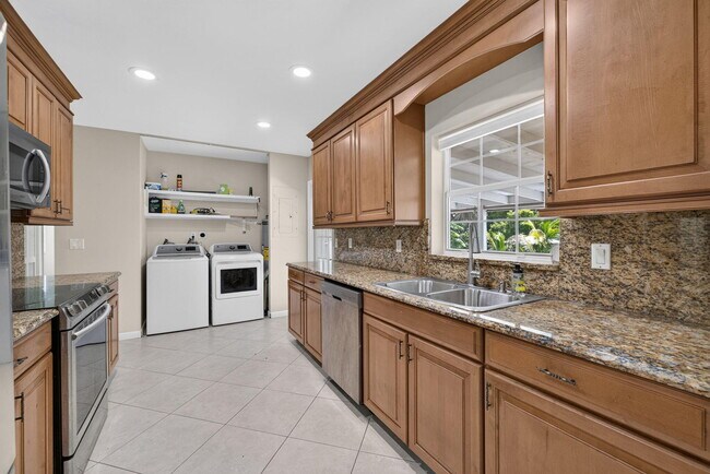 Building Photo - 416 SE Naranja Ave