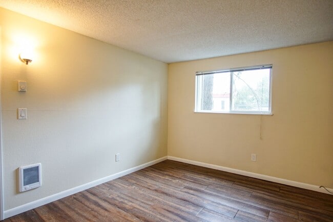 Building Photo - CHRISTMAS COMES EARLY: 1 MONTH FREE RENT! 2 BED IN CUTE MULTNOMAH VILLAGE
