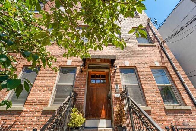 Building Photo - 380 7th St
