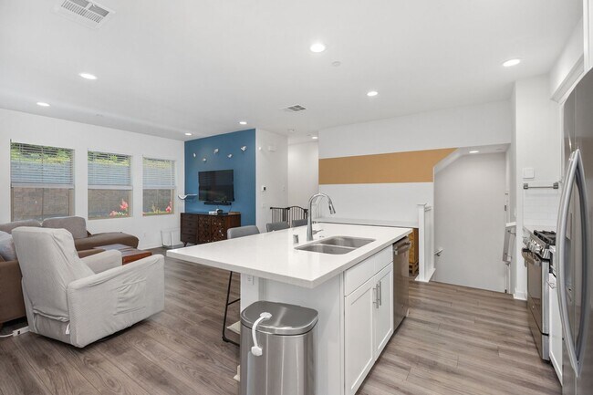 Building Photo - Lake Forest Modern Living