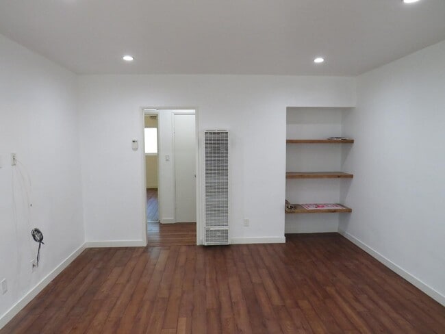 Building Photo - 955 Hyperion Ave