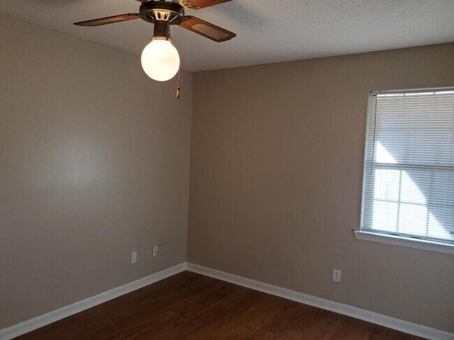 Building Photo - 1801 Graymont Ln.