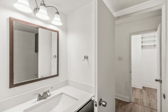 Building Photo - 10788 Briar Forest Dr
