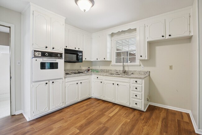 Building Photo - 8024 Regency Dr