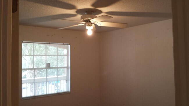 Building Photo - 14037 Fairway Island Dr