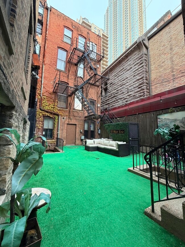 Building Photo - 642 N Dearborn St