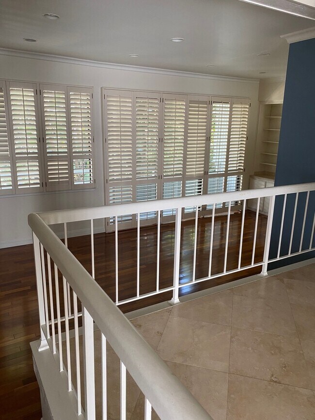 Building Photo - Newport Crest