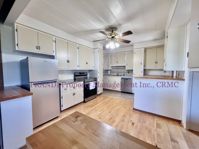 Building Photo - "Charming 2-Bedroom Retreat in San Anselmo...