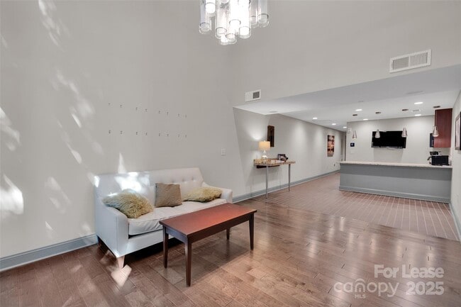 Building Photo - 701 Royal Ct