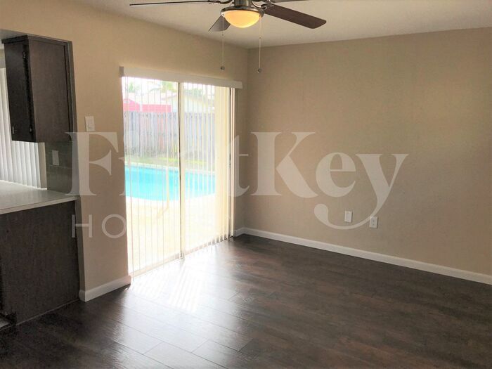 Building Photo - 9280 Sunset Strip