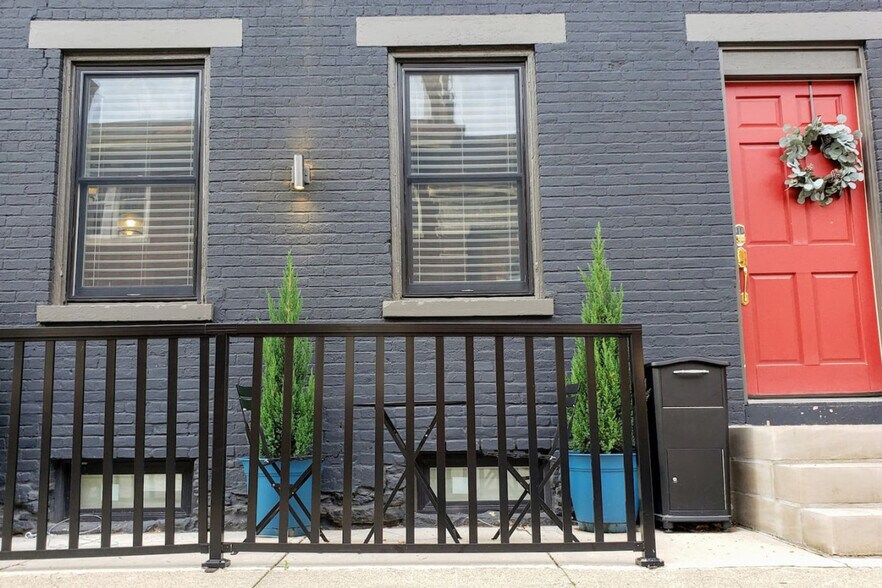 Building Photo - 204 Magnolia St