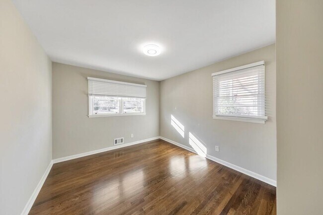 Building Photo - 909 Rosedale Dr