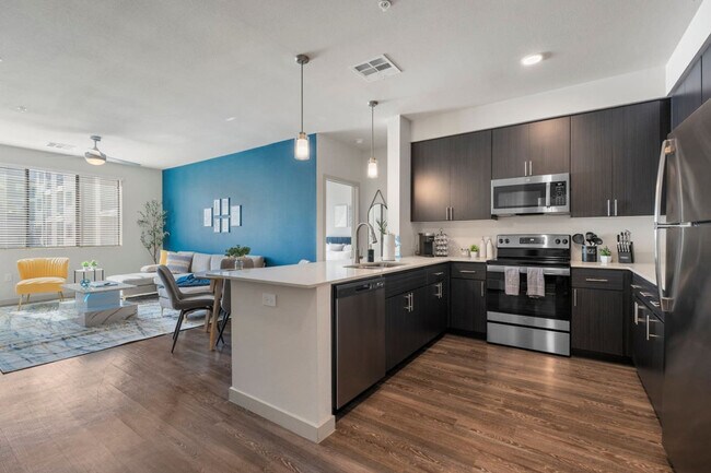 Building Photo - 711 W Broadway Rd