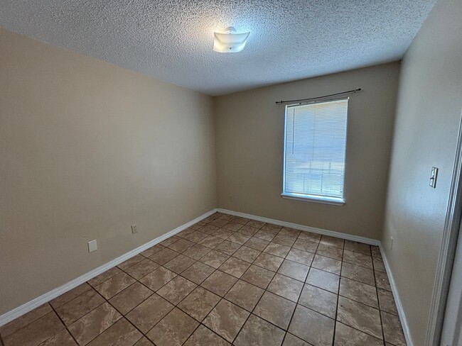 Building Photo - This 3-bedroom, 1.5-bath home in Russellville, AR