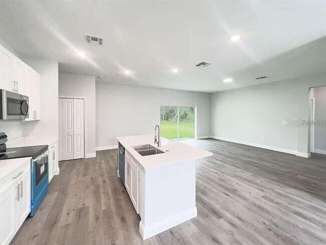 Building Photo - This new home has all the extras you have ...
