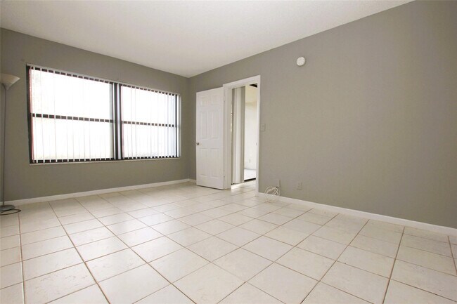Building Photo - 217 Lake Pointe Dr