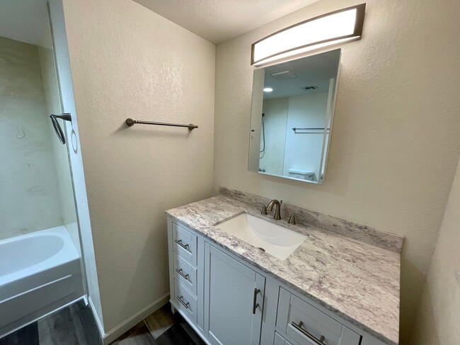 Building Photo - Beautifully Remodeled Large 3 Bedroom 2 Ba...