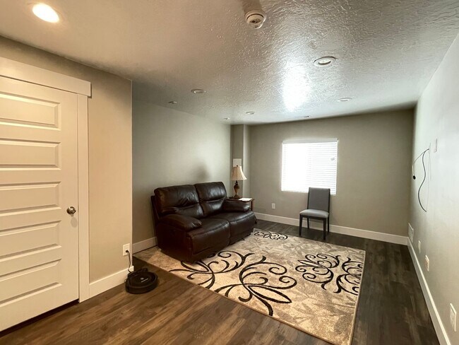 Building Photo - Great Daybreak Home Available March 1!