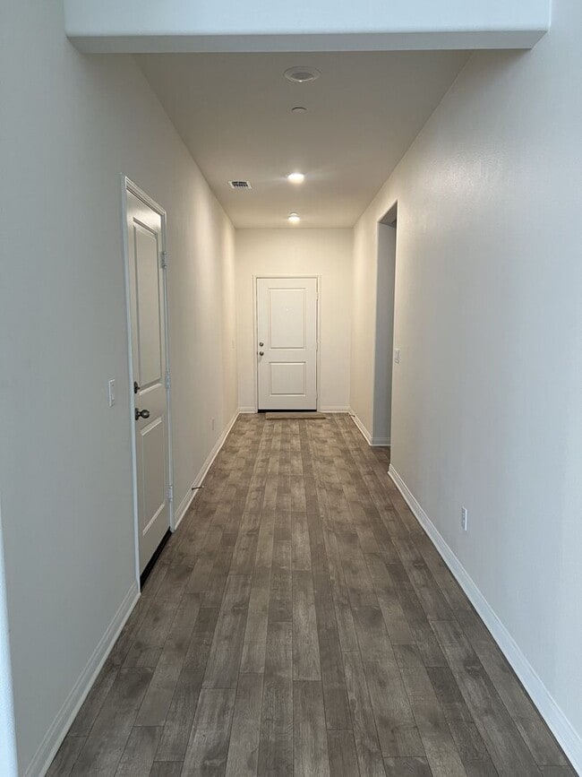 Building Photo - 4 Bedroom 2 Bath