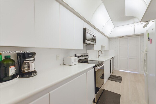 Building Photo - 4900 N Ocean Blvd