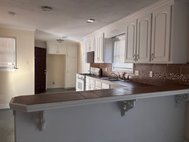 Building Photo - 304 Catalina Cir