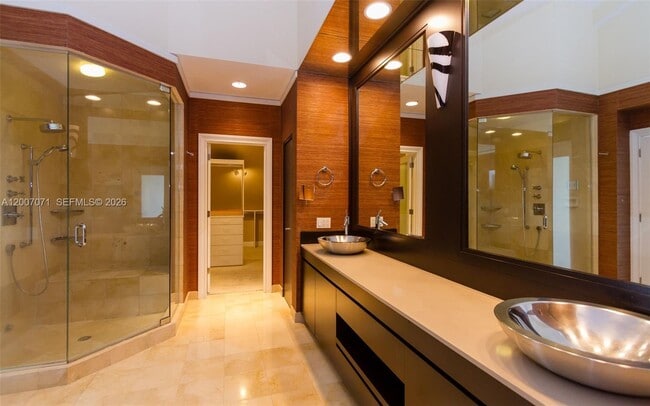 Building Photo - 888 Brickell Key Dr