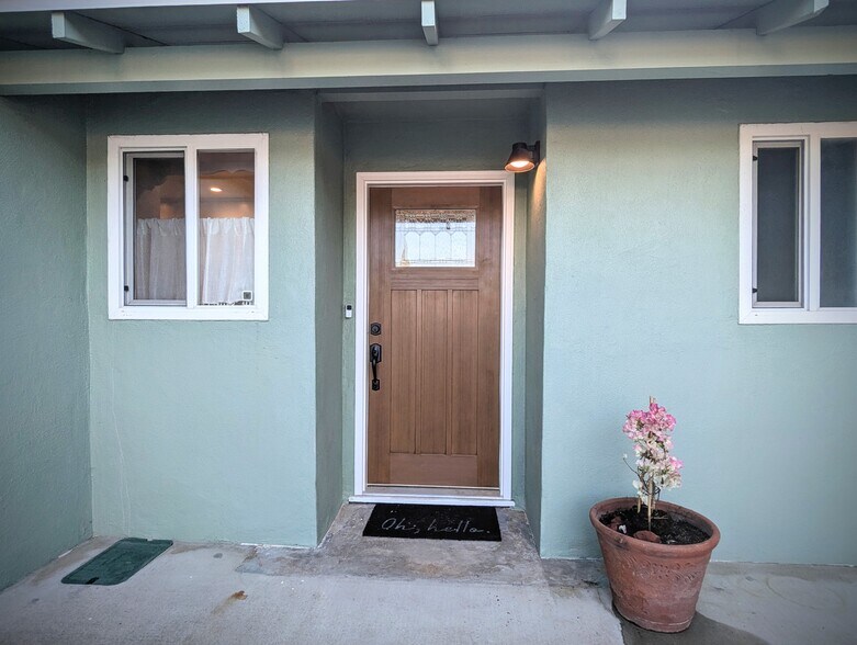 Building Photo - 2213 Newport Dr