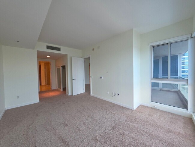 Building Photo - Fantastice High Rise with Full City Views!