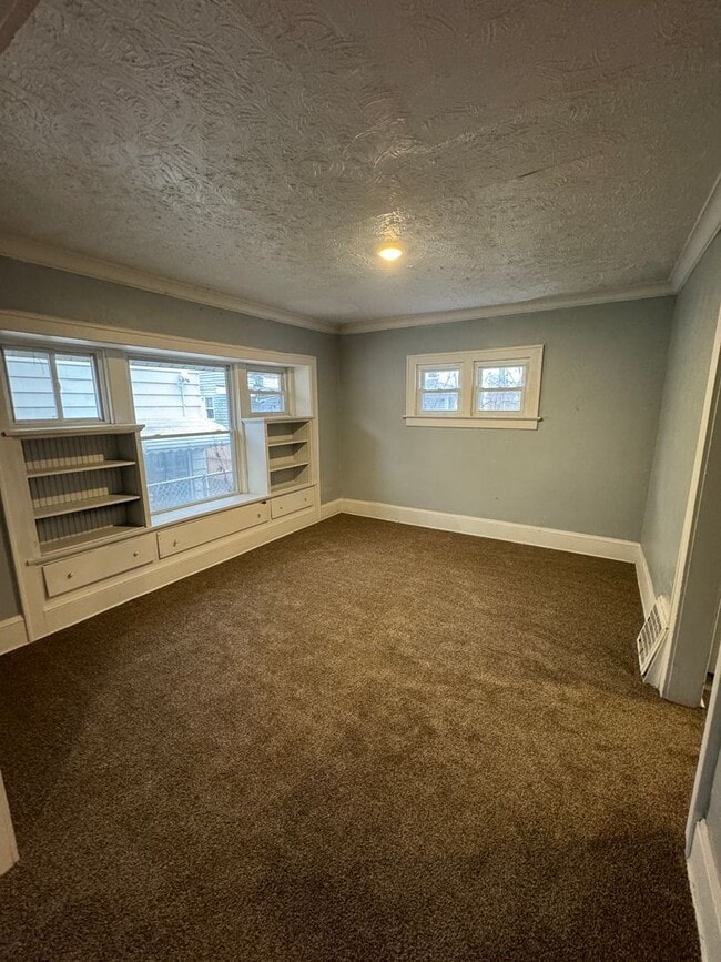 Building Photo - 5 Bed / 1.5 Bath Sunroom & Spacious Layout