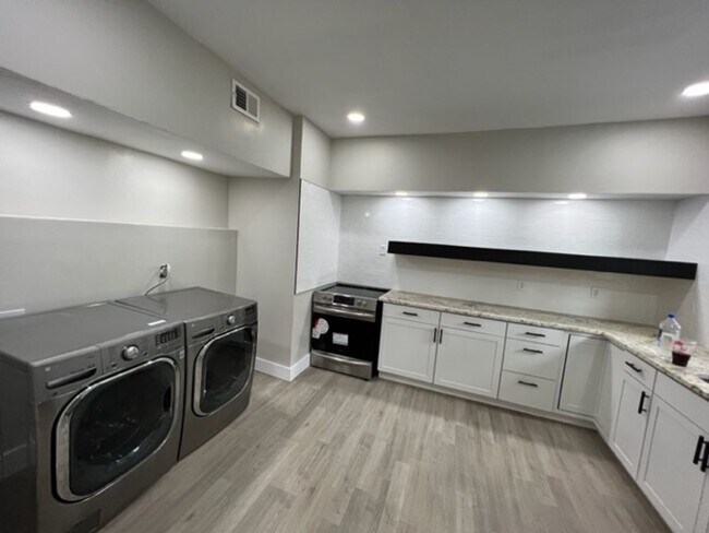 Building Photo - Three Bedroom Duplex Located Near Meridian St and 30th Street
