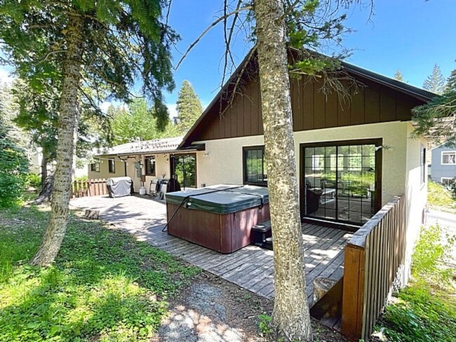 Building Photo - Mountain Retreat Home in Summit Park