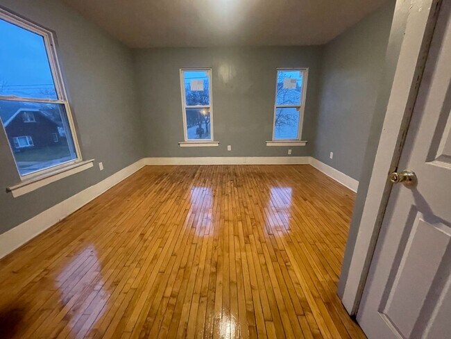 Interior Photo - 3368-3374 N Booth St 6 unit