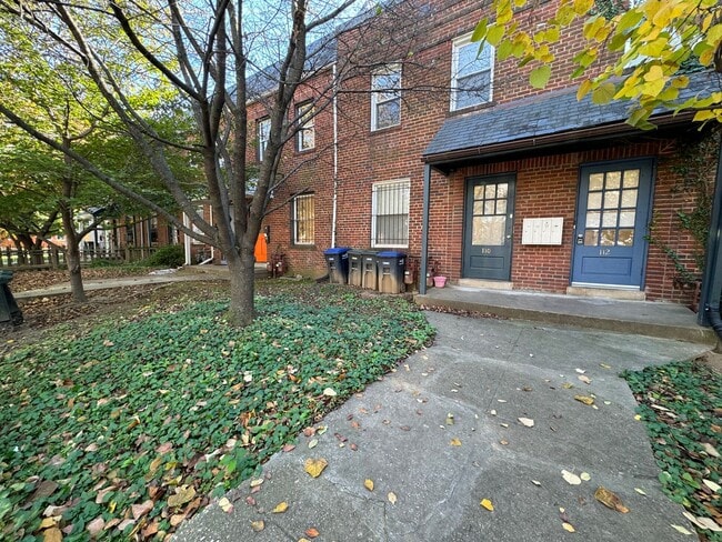 Building Photo - Ideal 1 Bed 1 Bath Unit with Fenced Yard I...