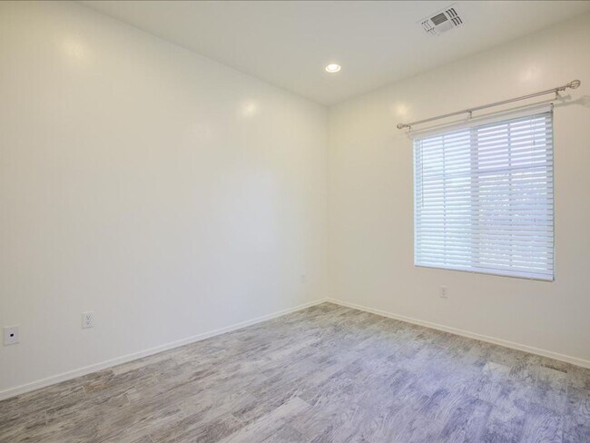 Building Photo - 4 Bedroom, 2.5 Bath COMMUNITY POOL!