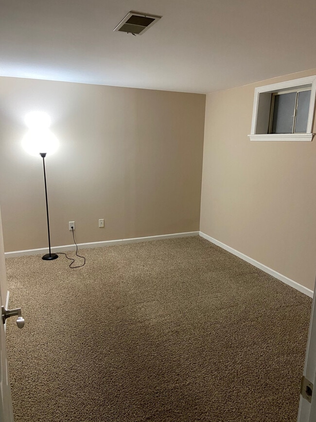 Building Photo - 558 Beachview Dr