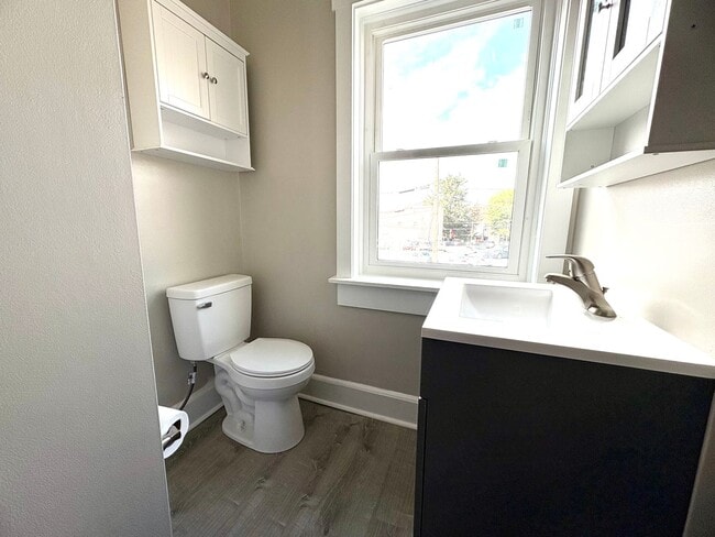 Building Photo - 2 Bedroom 1 Bathroom in Lancaster!