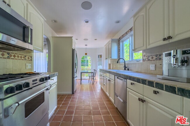 Building Photo - 434 Laurel Ave