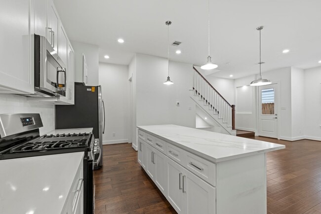 Building Photo - Charming 2-story home in a private Community!