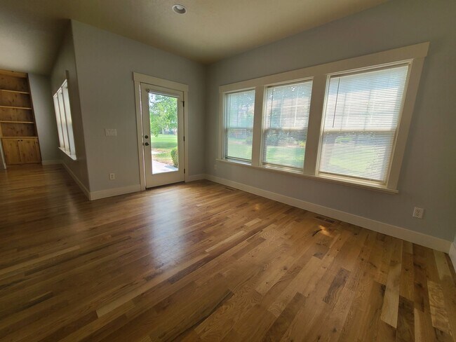 Building Photo - Clean and ready to go 3 bedroom home