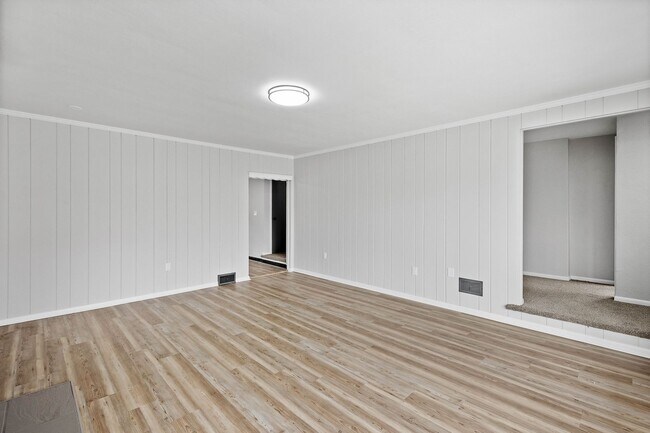 Building Photo - Stunning 3 bed, 2 bath home in East Hills available August 1!