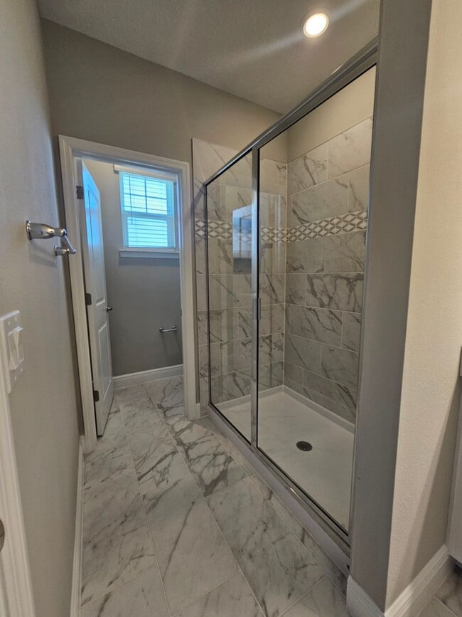 Building Photo - Beautiful and Spacious 3 bedroom 2 bath Townhome With a Split Floor Plan in Winter Garden!