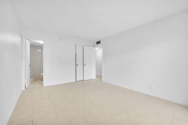 Building Photo - 4165 SW 67th Ave
