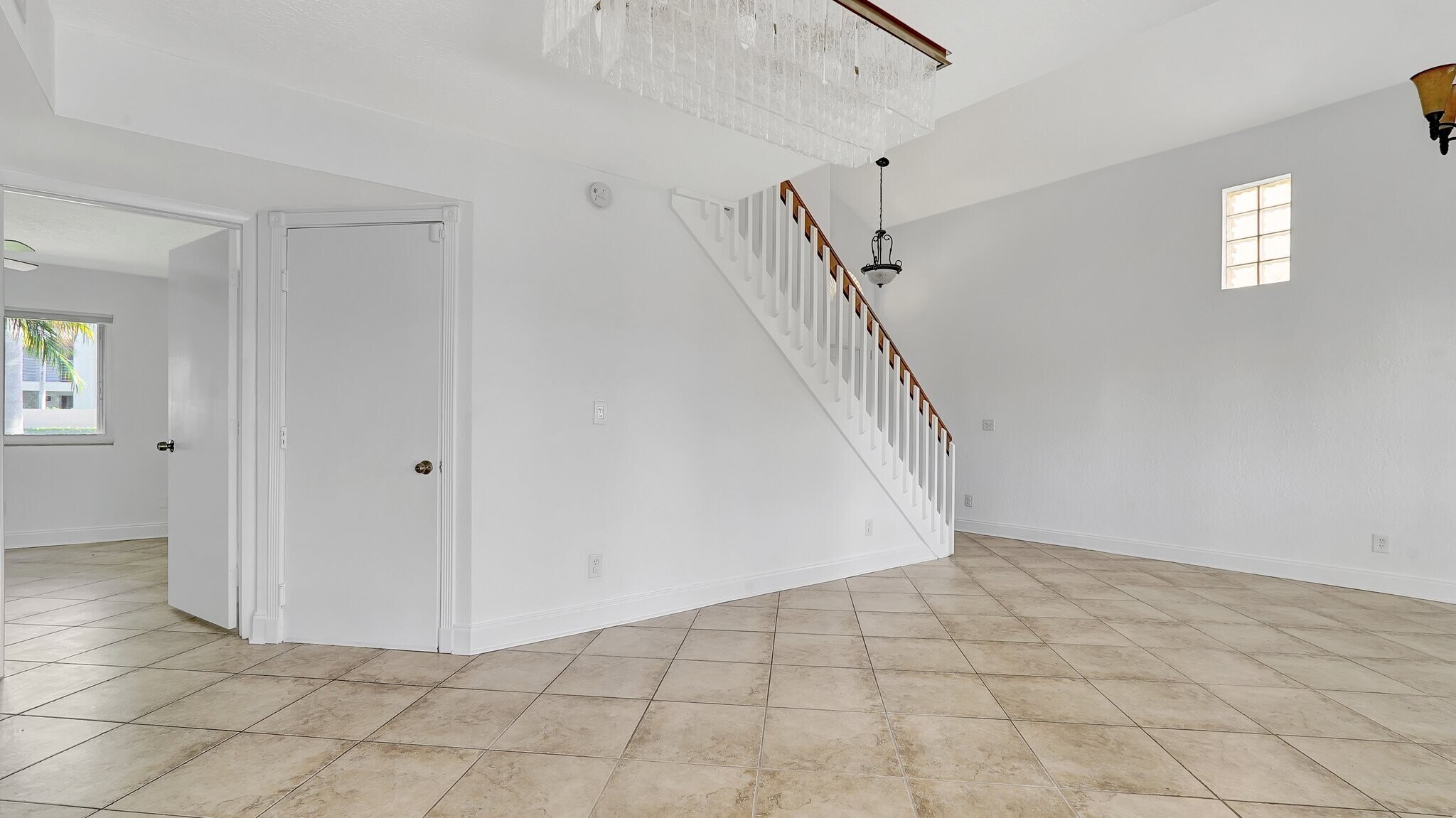 Building Photo - 1044 SE 6th Ct