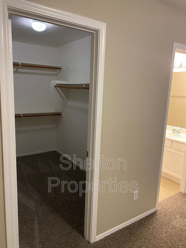 Building Photo - 10834 W Wilshire Dr