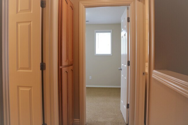 Building Photo - Home Sweet Home! 4 Bedroom/2.5 Bath in Sal...
